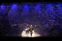 Luis de Matos estreia inovador espetáculo interativo em formato Drive-in