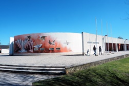 Daniela Guerreiro pinta mural poético de incentivo à leitura na Biblioteca de Pinhal Novo