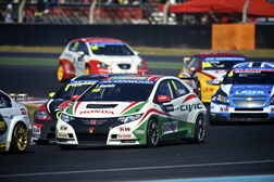 Tiago Monteiro abalroado quando ocupava o segundo lugar