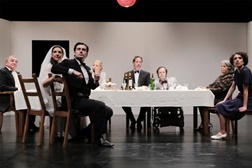 "A boda", de Bertolt Brecht, com encenação de Ricardo Aibéo   