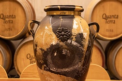 “Quanta terra quanta arte” traz Vhils, Heliobray e Paulo Neves a Favaios em Alijó - Até 31 de Dezembro na Antiga destilaria do Douro 