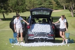 Quantas bolas de golfe cabem na bagageira de um Tarraco? - A marca fez a experiência recorrendo a 2 golfistas e uma a uma...