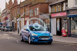A tecnologia “RoadSafe” da Ford para automóveis conectados - Ajudar os condutores a evitar perigos escondidos 