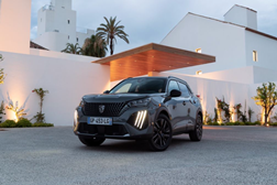 Peugeot domina mercado automóvel nacional em novembro (+ 52% de vendas) - Peugeot 2008 foi o automóvel mais vendido em Portugal neste mês