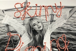 Sabrina Carpenter revela novo single e vídeo  “Skinny Dipping”