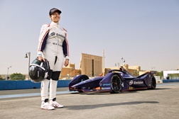 Fórmula E - Ela foi a primeira mulher árabe a competir: Amna Al Qubaisi - A conduzir um carro da Envision Virgin Racing Team