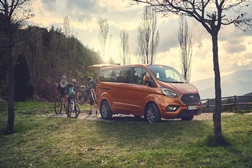 Novidades na variante de Passageiros da Ford Tourneo Custom - Maior Potência e Tecnologia Mild-Hybrid 