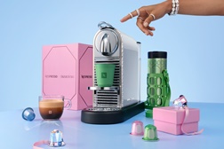 Nespresso x Swarovski: a colaboração que assinala a época festiva - Linha de edição limitada que reúne três novos cafés, uma máquina exclusiva, os icónicos Calendários do Advento 
