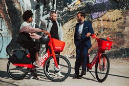 Uber oferece capacetes ilustrados e promove descoberta de Lisboa com as bicicletas elétricas JUMP
