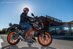 KTM 390 Duke - Pronta para a brincadeira