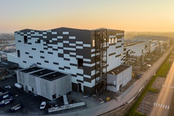 Stellantis inaugura primeira gigafábrica de baterias da ACC na Europa - Parceria entre a Stellantis a TotalEnergies e a Mercedes-Benz