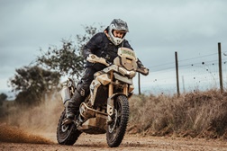 Filipe Elias e Triumph Tiger 900 Rally Pro - foto de Bruno Barata