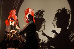 Oficina para famílias dá a conhecer teatro de sombras indonésio