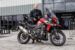 Príncipe William visita a fábrica da Triumph