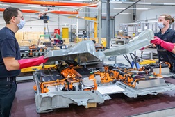 Opel moderniza centro de baterias de Rüsselsheim - Manutenção de baterias de alta tensão