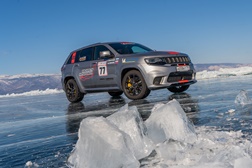 Jeep Grand Cherokee Trackhawk com recorde de velocidade  - 710 cv no piso de gelo no lago Baikal