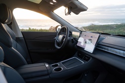Berlina S7 100% elétrica lidera entrada da marca Forthing no mercado nacional - Uma combinação equilibrada de desempenho, design inovador e eficiência energética