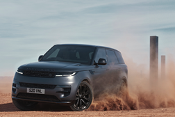 Range Rover Sport Stealth Pack - Combinação cuidada de acabamentos escuros e imponentes, como a cor exterior em Carpathian Grey Satin 