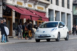 Condutores dos automóveis elétricos da Nissan fazem mais quilómetros do que os a gasolina ou diesel