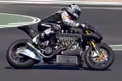 Maxwell Hazan, da Motorworks, conduz moto com motor V8 do Ferrari F355