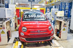 Fábrica da Stellantis na Polónia celebra produção de 2,5 milhões de Fiat 500  - A viatura que assinala o recorde é uma versão Mild Hybrid