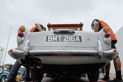 DHL transporta oito veículos originais de “James Bond”  - Do Reino Unido para exposição nos EUA
