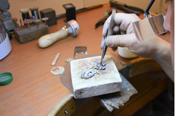Artes Tradicionais vimaranenses como a cerâmica e olaria, joalharia e gravura em foco nas próximas semanas - Na Loja Oficina e na Casa da Memória, em Guimarães
