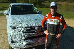Nova Toyota Hilux testada por Fernando Alonso - Nos preparativos para o Dakar em piso de terra
