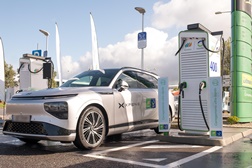 Iberdrola | bp pulse inaugura hub com os pontos de carregamento do futuro - Com área de cafetaria e zona para lavagem de carros