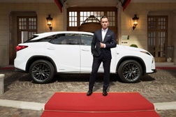 Lexus e Jude Law realizam produção teatral inovadora pelas ruas de Londres