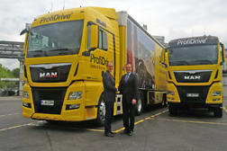 Gerhard Beck, Responsável de Vendas de Camiões OE (em representação de Peter Platje, Director de Vendas OE Pneus para Camiões Goodyear Dunlop EMEA) (esquerda), assinala a colaboração entre a Goodyear e a MAN ProfiDrive® com Michael Wanitschek, responsável por MAN Soluções.
