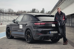 Walter Röhrl testa o novo Cayenne de elevada performance  - O embaixador da Porsche testa o protótipo