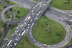 Condutores portugueses passam três dias por ano presos no trânsito - Lisboa ocupa o TOP 25 das cidades mais congestionadas do mundo