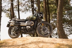 A família de clássicas de 900cc da Triumph aumentou com a Street Scrambler