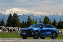 DS N°8 chega a Portugal no verão - Começa a nova viagem elétrica premium que proporciona até 750 km de autonomia 