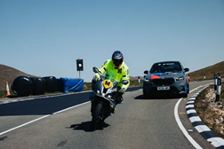 BMW substitui Honda e fornece Superbikes S1000RR aos marshals do Isle of Man TT