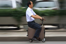 Agricultor chinês transforma malas de viagem em scooters eléctricas