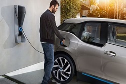 Schneider Electric e BMW i assinam parceria global para projeto de mobilidade elétrica de fácil acesso para o consumidor