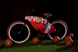 Angel: Bicicleta de madeira de homenagem a Eusébio acaba de ser lançada - Nuno Zamaro quer levar modelo exclusivo a leilão para ajudar países africanos