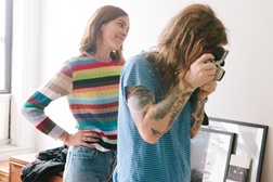 UGG convida Alexa Chung para directora artística da campanha da nova linha Classic II