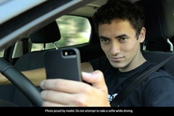 1 em Cada 4 Jovens na Europa já Tiraram uma “Selfie” Durante a Condução, de Acordo com os Dados Sobre a Distracção de Novos Condutores