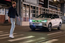 Opel apresenta comunicação por luz com tecnologia de ia em veículos autónomos - A Opel, a Stellantis e a TU Darmstadt realizam pesquisas conjuntas sobre novas tecnologias de iluminação desde 2022