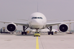 Mini elétrico pronto para descolar - Video mostra Mini Cooper SE a rebocar um Boeing 777