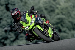 Kawasaki ZX-4RR - Do circuito para a estrada