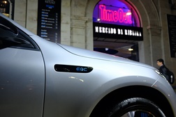 Mercedes elétrica na noite de Lisboa - #SWITCHTOEQ