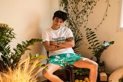 Conheça a nova coleção de roupa masculina da Havaianas para arrasar este verão
