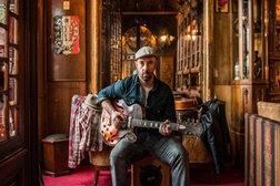 Frankie Chavez apresenta novo video "Heart & Spine"