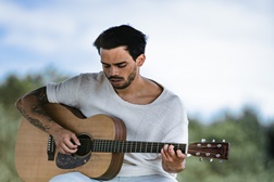 Khiaro lança novo “edit” de “Baby I Like You”