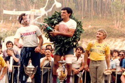 Neves em 1º no pódio ao lado de Gaston Rahier, vencedor do Dakar