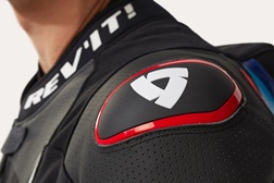 REV’IT! apresenta Quantum 3: o fato desportivo com design retro e segurança reforçada